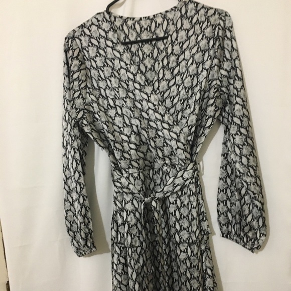 Dresses & Skirts - 3/$28❤️Snake Print Dress V neck